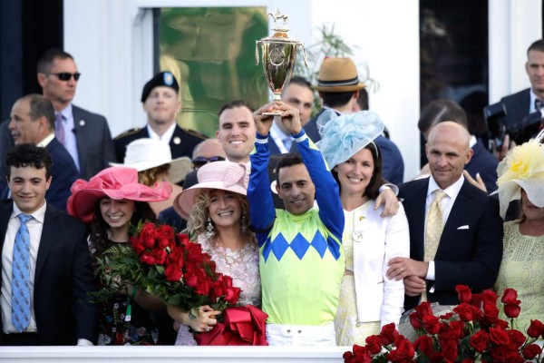 Lluvia de famosos y colorido en el Derby de Kentucky que ganó el puertorriqueño John Velázquez