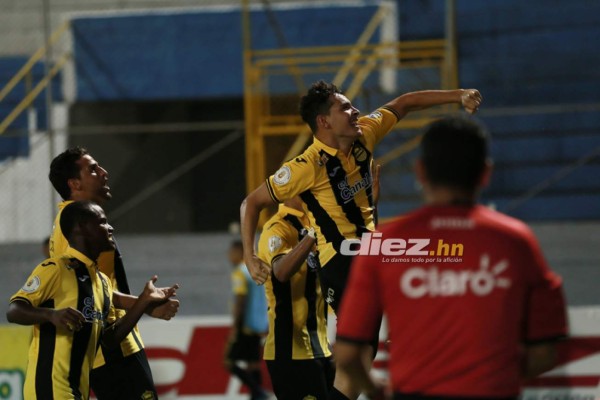 CURIOSAS: Policías en la cancha, pancarta y la acción de recogebalones