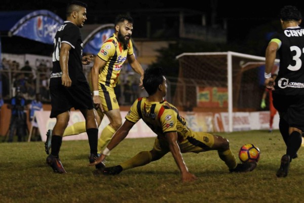 ¡NO SE VIO EN TV! El llenazo en El Progreso y el curioso festejo del' Chino'