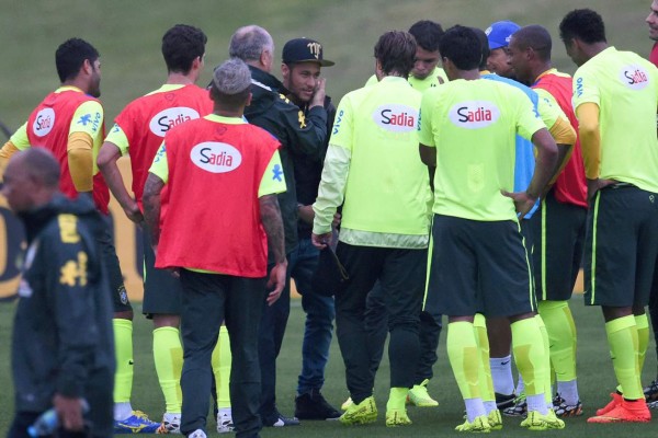 Neymar visitó a sus compañeros la concentración de Brasil.