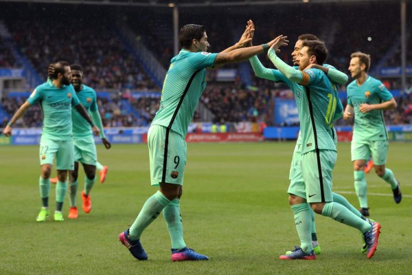 Un demoledor Barcelona le pinta la cara a un débil Alavés en Mendizorroza