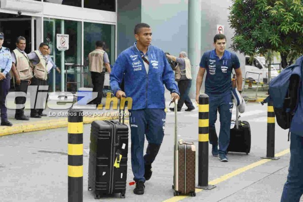 Jugadores de la Selección de Honduras llegan alegres en su regreso de Martinica