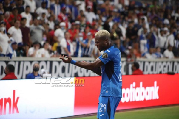 Invasión de hinchas a la cancha, familias reunidas y bellas chicas en el Honduras-Panamá