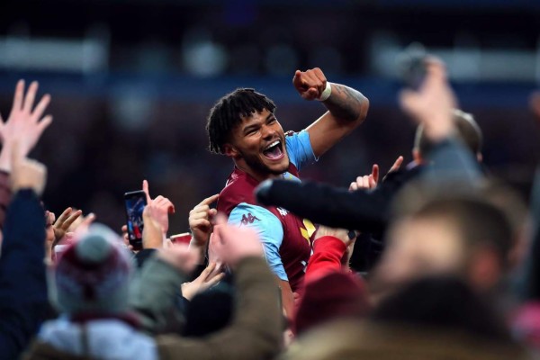 Locura e invasión de los aficionados del Aston Villa tras clasificar a una final 10 años después