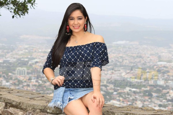 Gizelle Lanza, la sensual presentadora brasileña con corazón catracho