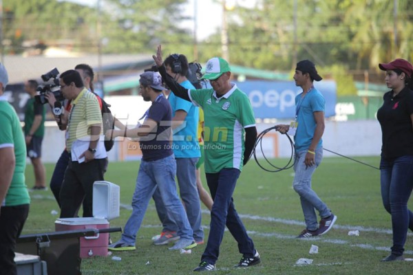 NO VISTE EN TV: Saludo a Vargas, aficionada queda en brasier y niño irrumpe el clásico