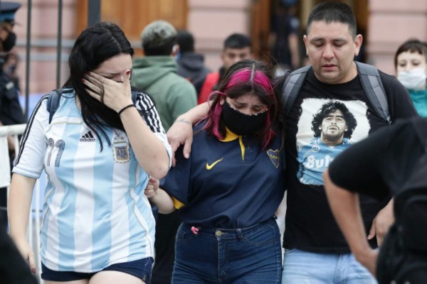 Desgarrador y todos llorando: Así le dieron el último adiós a Diego Maradona en Argentina&nbsp;&nbsp;