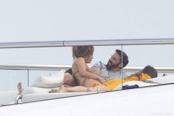 El descuido de Jennifer López: Las picantes fotos de JLo con Ben Affleck en su cumpleaños 52