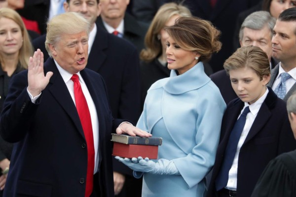 Melania Trump y su espectacular look en juramentación de su esposo Donald