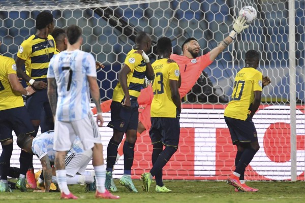 Fotos: ¡Apapachos, patadas y festejos! El show de Messi ante Ecuador que tiene a los argentinos soñando