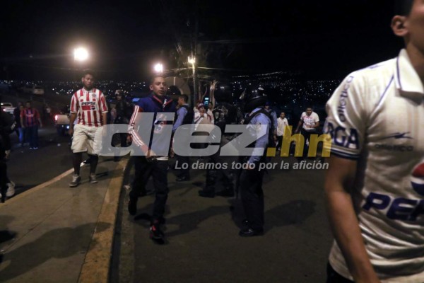 LO QUE NO VISTE EN TV: Relajos en las afueras del Nacional y el baile de Álvarez