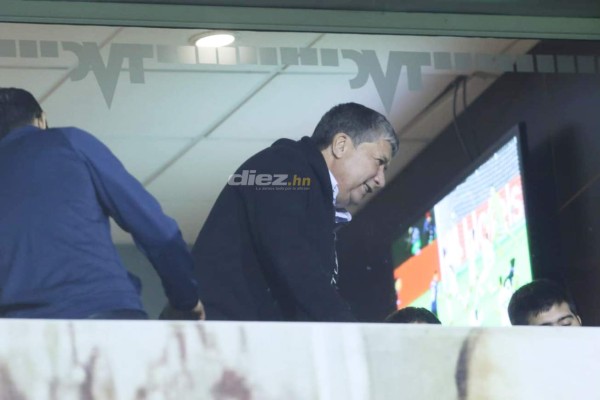 No se vio por TV: Con camiseta de Olimpia apoyando a Motagua, el beso y el 'invitado' en el palco