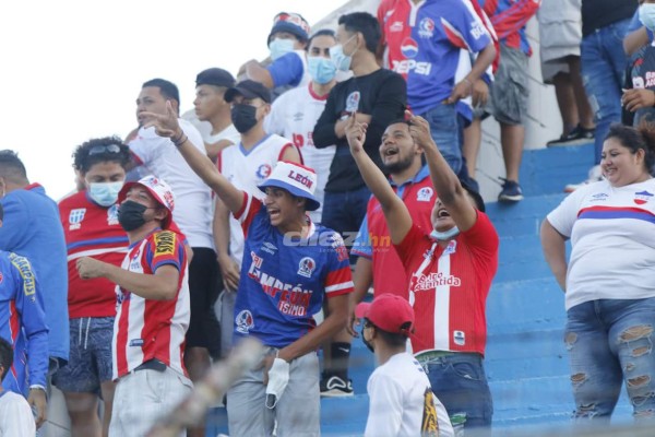 El hostil recibimiento de afición del Real España a futbolistas del Olimpia con pancartas de dólares