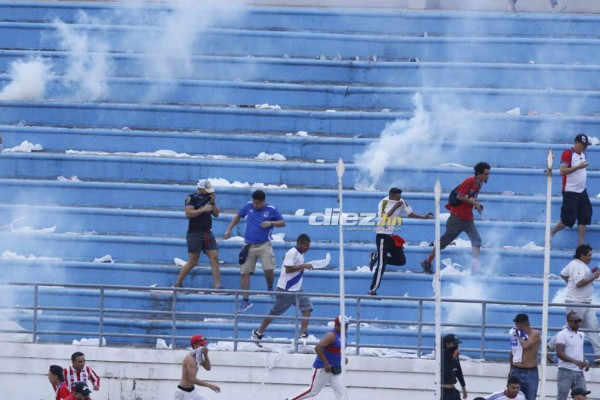 NO VISTE EN TV: Andy Najar en las gradas; Gesto obsceno de Ferrari y gaseados