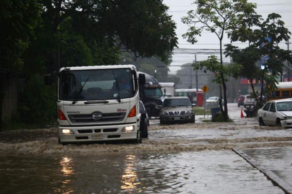 ¡ALERTA! Fuertes tormentas inundan varios departamentos de Honduras