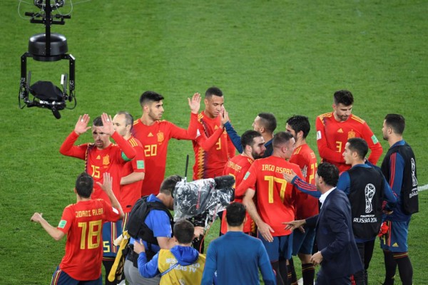 NO VISTE EN TV: Festejo de España, chicas lindas y jugador regaló sus botines