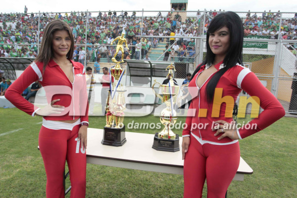 Aficionados del Parrillas One y Juticalpa ponen el ambiente en el estadio Carlos Miranda de Comayagua.