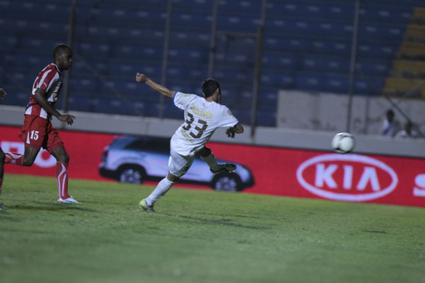 'Goleada de Olimpia al Vida en el estadio Nacional'