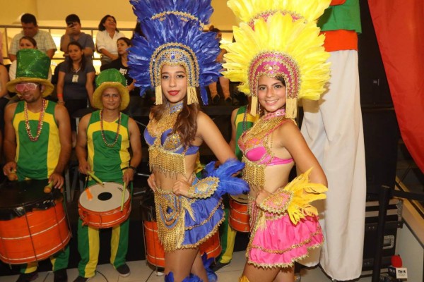 Las hermosas chicas que adornan llegada de Ronaldinho a Honduras