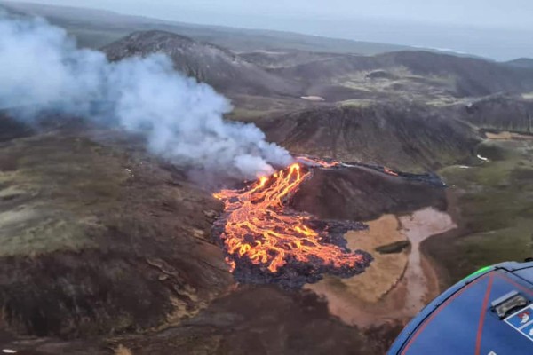 Impactantes fotos: un volcán ''despierta'' en Islandia luego de 800 años y piden a la población encerrarse en casa