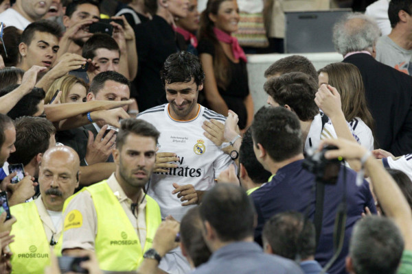 El Bernabéu rinde homenaje a una leyenda; Raúl González