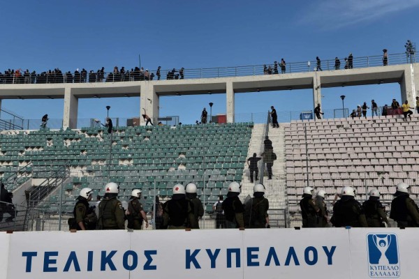 Vandalismo: Las impactantes imágenes entre aficionados en Grecia