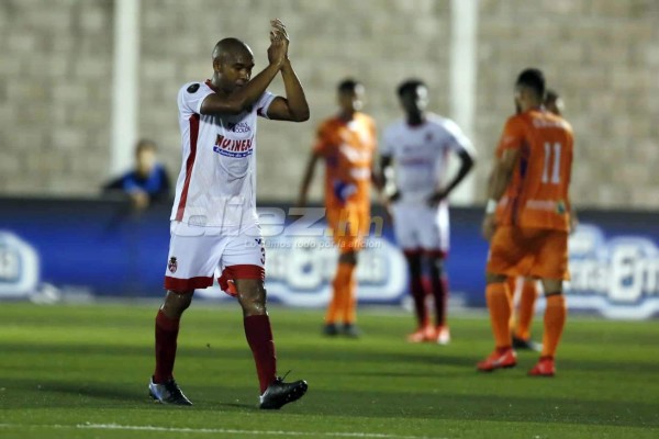 Beckeles pide perdón en La Ceiba, apagón en la Liga y legionario luce a su bella novia