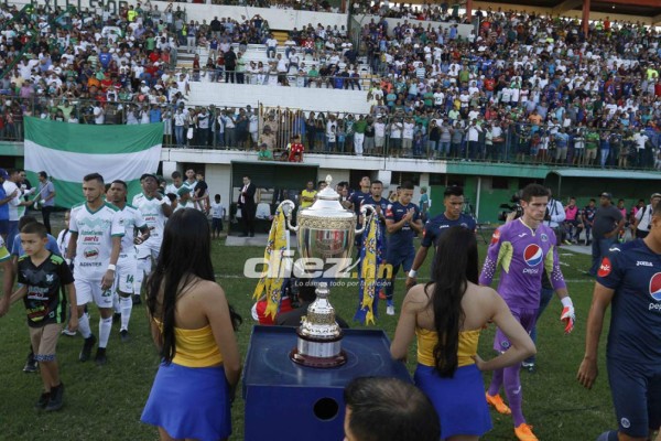 NO VISTE EN TV: La chica del escote, bellezas y ambientazo en el Excélsior