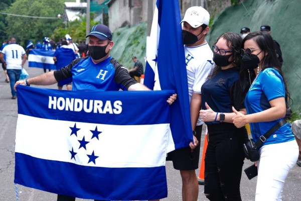 ¡Ambientazo! Hondureños se hacen sentir en el Cuscatlán y hasta Francisco Morazán llegó con su traje de general
