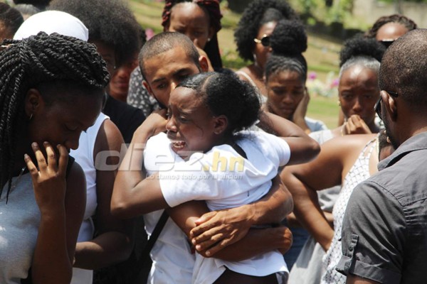 FOTOS: Las desgarradoras imágenes en el sepelio de Walter 'Pery' Martínez