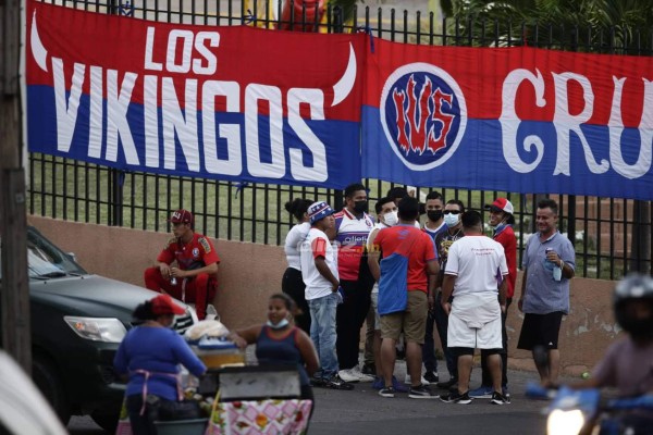 No lo viste en TV: El bonito saludo de Troglio y Diego y los 'cariñitos' en la Ultra Fiel en un bravo clásico