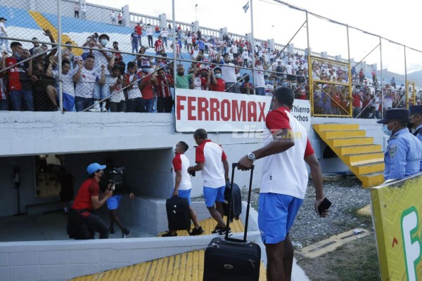 El hostil recibimiento de afición del Real España a futbolistas del Olimpia con pancartas de dólares