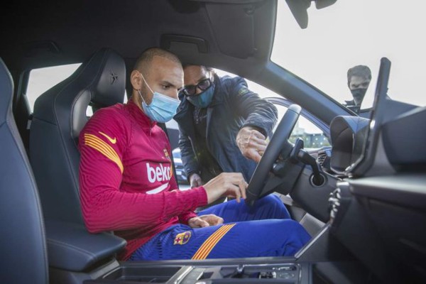 Así son los espectaculares autos personalizados que recibieron los jugadores del Barcelona