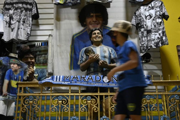 Sigue la tristeza y los homenajes: Las nuevas imágenes por el mundo del adiós a Maradona