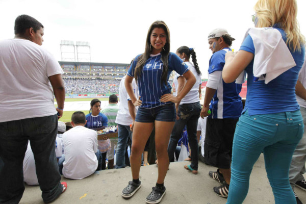 ¡La afición hondureña llenó el estadio Olímpico! .