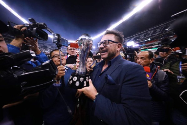 Antonio Mohamed rompe en llanto tras cumplir su promesa en la final de la Liga MX