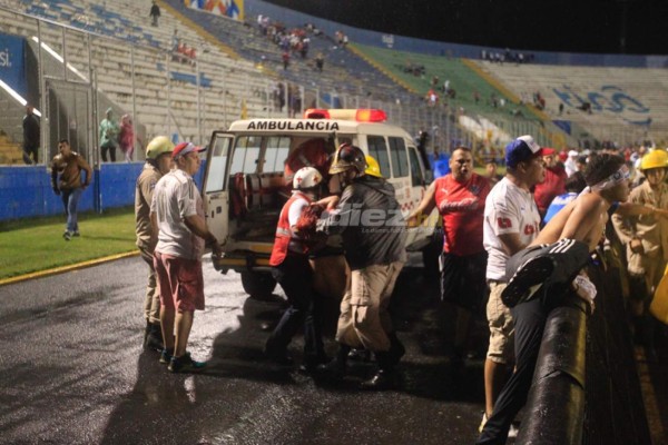¡Muertos, heridos y desmayados! El caos dentro y fuera del Estadio Nacional