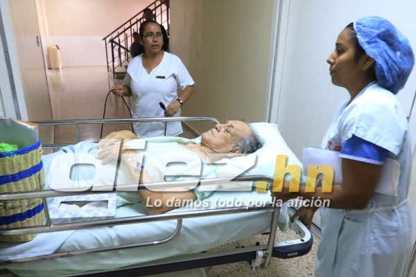 FOTOS: Así sacaron a Chelato Uclés de cuidados intensivos