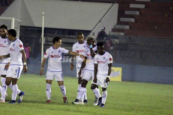 Beckeles pide perdón en La Ceiba, apagón en la Liga y legionario luce a su bella novia