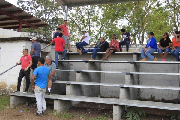¡Qué curioso! Venta de boletos, gradas de madera, camerinos de cemento... así es el ascenso en Honduras