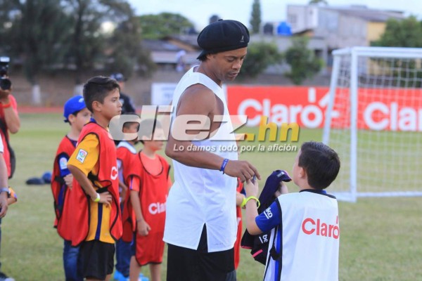¡Espectacular! Ronaldinho llevó tremenda felicidad a niños de Honduras