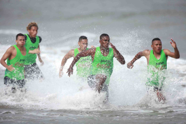 Selección de Honduras entrena en las playas.