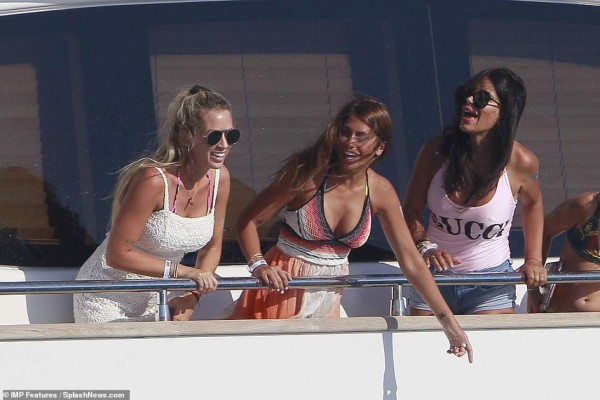 Antonella y sus descuidos; las vacaciones de Messi, Fabregas y Suárez con sus parejas