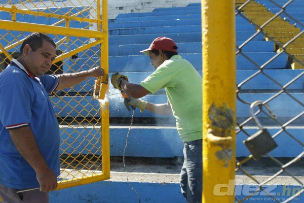 Botellas de vidrio, portones rotos y piedras, así amaneció el estadio Morazán