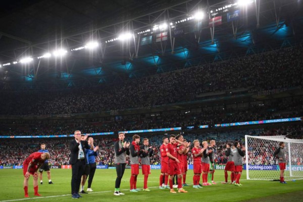 Derroche de locura: cervezas, llanto y festejo de Inglaterra en polémica clasificación a la final de la Euro