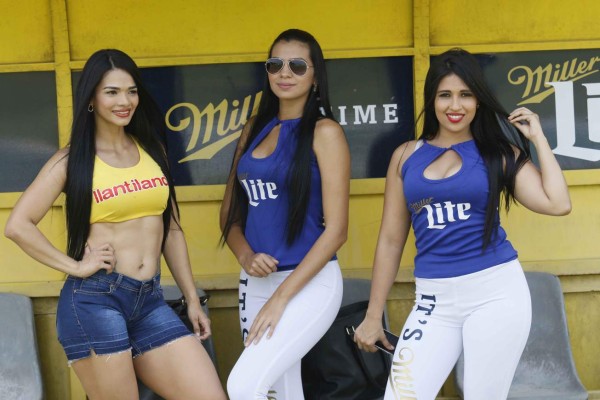 ¡QUÉ BELLEZA! El Yankel Rosenthal estuvo arropado por hermosas chicas