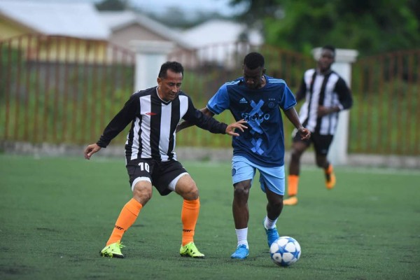 ¡Lindo ambiente! Ex jugadores y legionarios hondureños juegan partido benéfico en La Ceiba