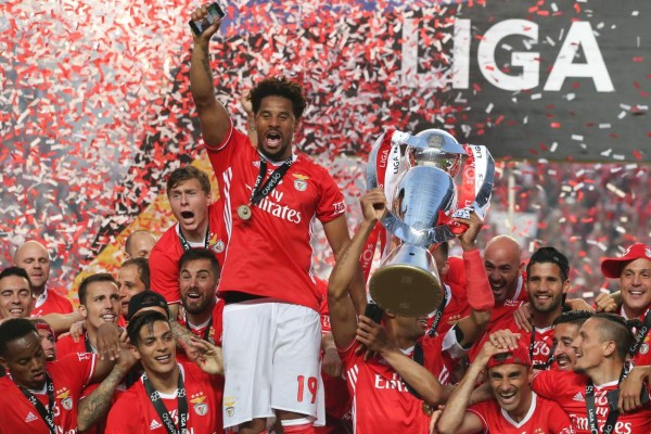 Real Madrid fuera del top 10 y sorpresivo primer lugar: Los 25 equipos con más títulos en el siglo XXI &nbsp;&nbsp;