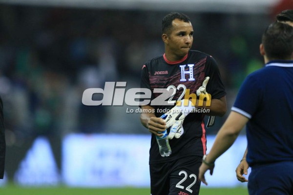 Mientras unos jugadores de Honduras sufrían, otro cambiaba camisa