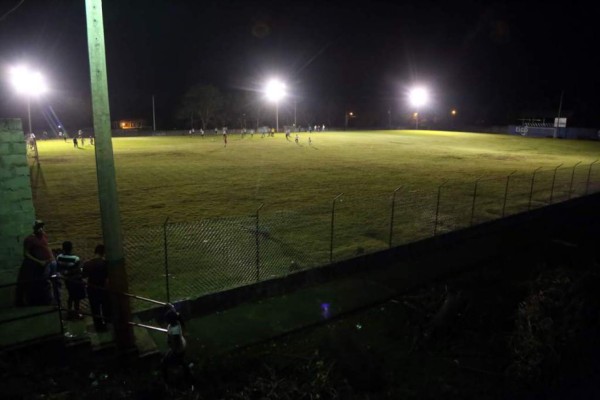 La cancha de tierra donde se jugará Copa Presidente y otros estadios en mal estado